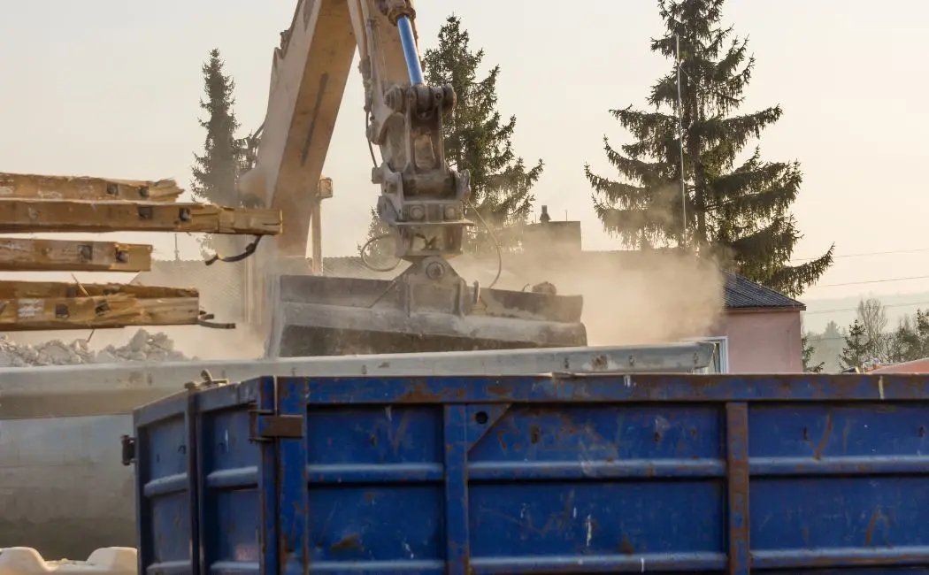 Jak skutecznie wywozić odpady budowlane za pomocą kontenerów?