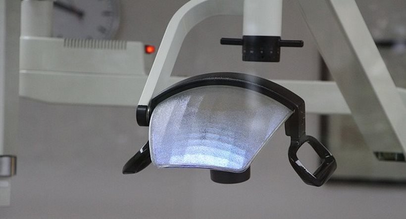 Co wpływa na cenę implantów w Warszawie, ale i w każdym innym mieście?