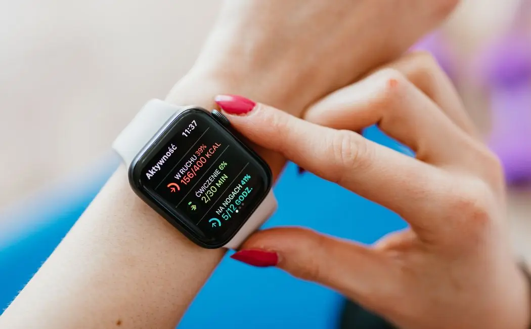 Smartwatche dla osób w różnym wieku - przydatne narzędzie czy zbędny gadżet?