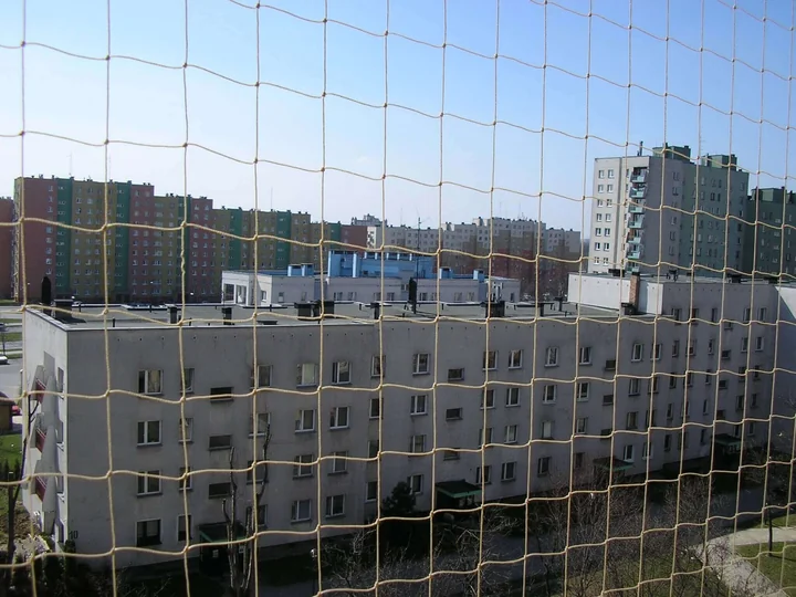 Siatki balkonowe a estetyka elewacji – jak dobrać zabezpieczenie, które nie szpeci budynku?