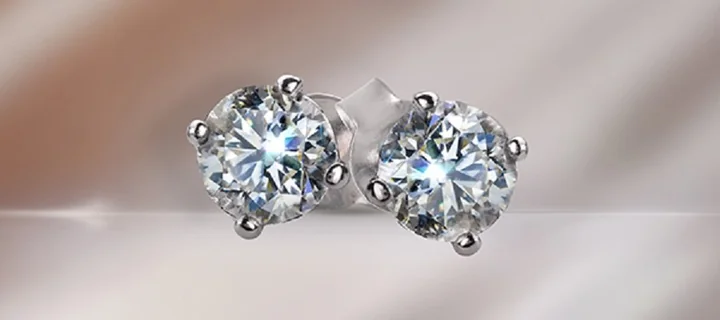 Para okrągłych kolczyków sztyftów z brylantami w białym metalu
