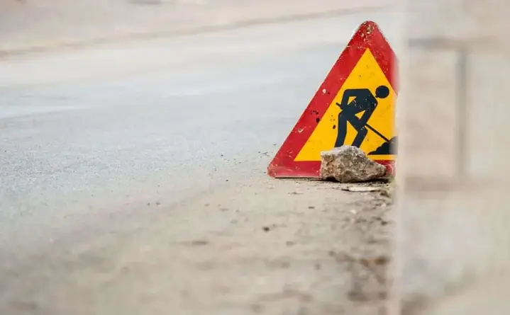 Uszkodzenie zabezpieczeń nad Młynówką - skradziono elementy przy Al. Piastowskich