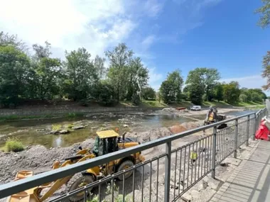 Mur nad Olzą wymaga naprawy. W Cieszynie trwają specjalistyczne prace