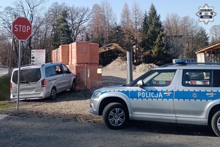 Sekundy zdecydowały - dzielnicowa wybiła szybę i uratowała kierowcę