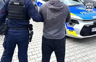 Ambulans miał dowieźć pacjenta do szpitala - skończyło się atakiem