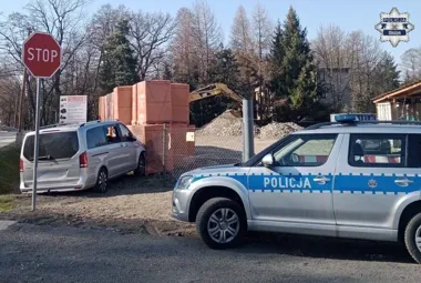 Sekundy zdecydowały - dzielnicowa wybiła szybę i uratowała kierowcę