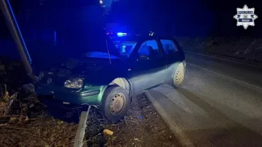 Samochód zjechał z drogi i uderzył w latarnię - 84-latek nie przeżył