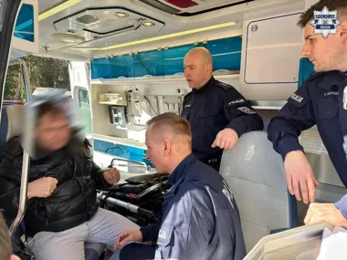 Ratownicy w Cieszynie uczą się uwalniać z chwytów - policja szkoli przy pogotowiu