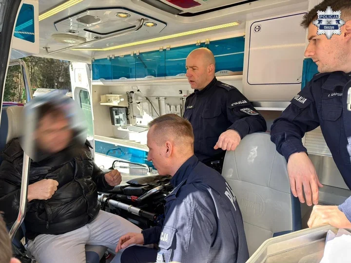 Ratownicy w Cieszynie uczą się uwalniać z chwytów - policja szkoli przy pogotowiu