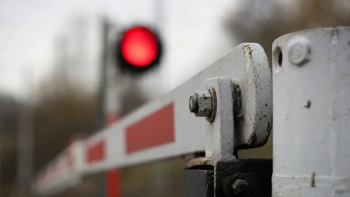 Czerwone światło na przejeździe. Kierowca dostał 2 tys. zł i 15 punktów