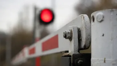 Czerwone światło na przejeździe. Kierowca dostał 2 tys. zł i 15 punktów