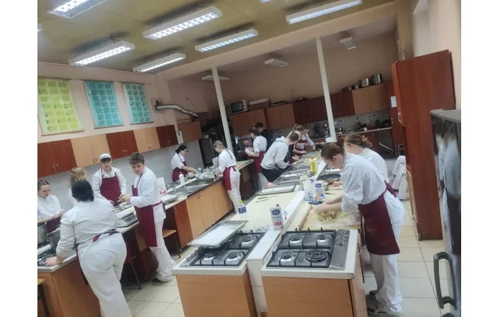 Uczniowie ZSEG zebrali 3534 PLN na leczenie Leosia – trzydniowy kiermasz pączków