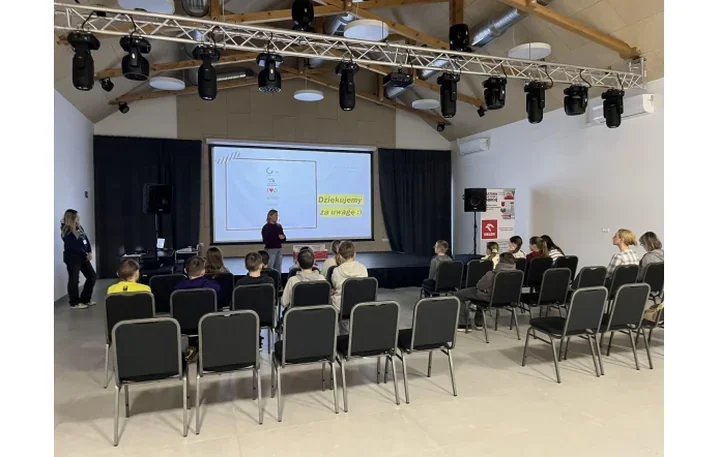 Miesięczne staże i doposażenie szkół – projekt dla uczniów techników w powiecie