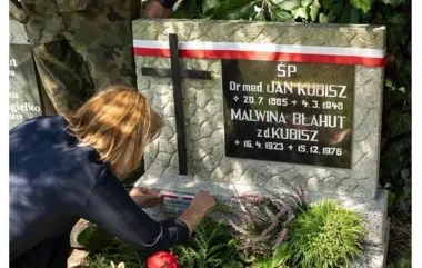 Grób cieszyńskiego lekarza oznaczony plakietą weterana Powstania Warszawskiego
