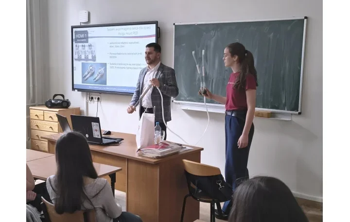 Młodzi medycy z Osuchowskiego poznali praktyczne oblicze badań nad sztucznym sercem i zastawkami