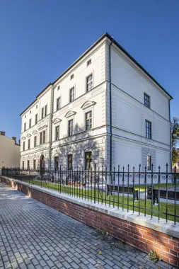 Dawna szkoła po modernizacji stała się siedzibą OPS