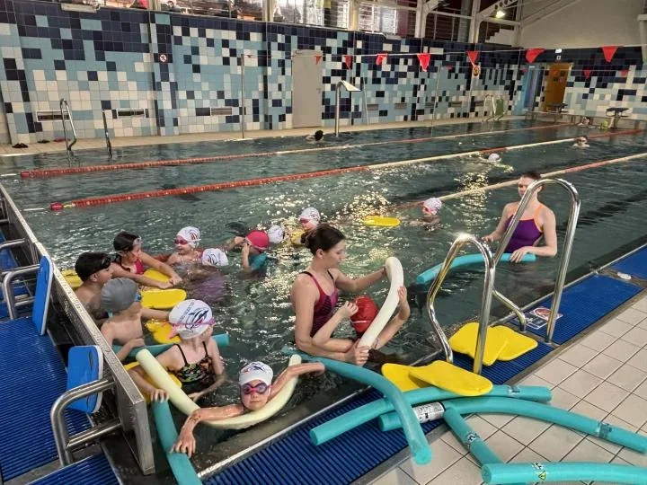 Zimowe ferie z Delfinem – basen, sala i edukacja dla najmłodszych