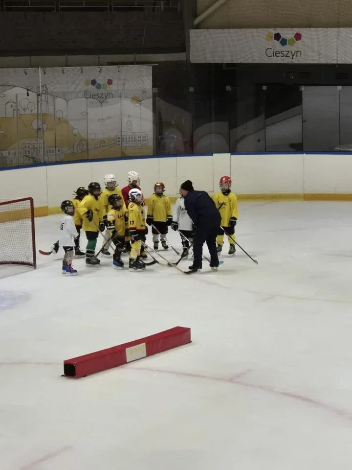 Zajęcia na lodzie i warsztaty profilaktyczne – relacja z akcji Zima w mieście