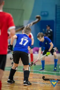 Hokej i rozmowy o bezpieczeństwie – cykl zajęć KS Cieszyn angażuje dzieci i młodzież