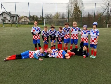 Młodzi piłkarze UKS Cieszyn pokazali siłę i charakter w kilku ligowych meczach
