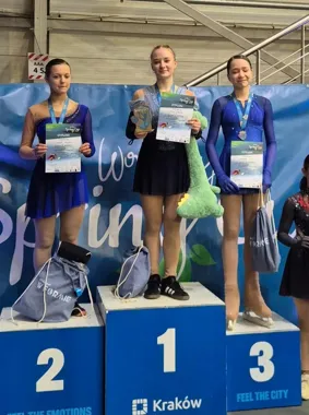 Młodzi łyżwiarze z Cieszyna kończą sezon z medalami z Krakowa