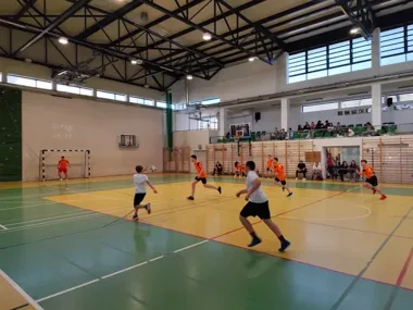 Młodzi szczypiorniści z Wisły pokazali charakter – SP 1 sięgnęła po tytuł