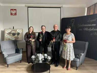 W szkolnej sali rozbrzmiały wiersze. Nauczyciele pokazali moc słowa